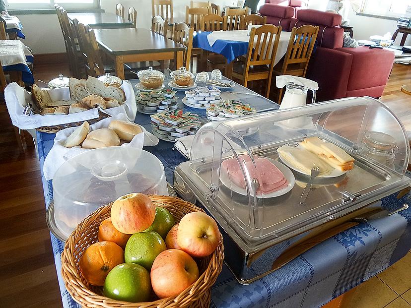 Guest House Comodoro, Heller Frühstücksraum mit Auswahl an Speisen und Sitzplätzen