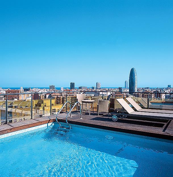 Hotel Catalonia Atenas, Pool mit Liegen