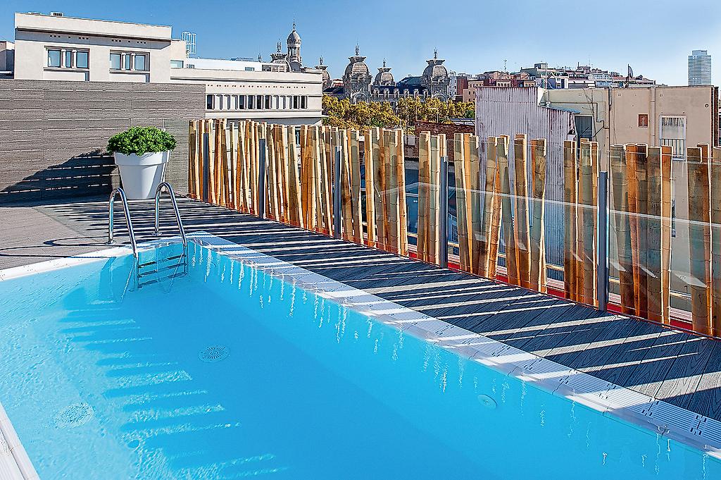 Catalonia Born, Pool/Poolbereich