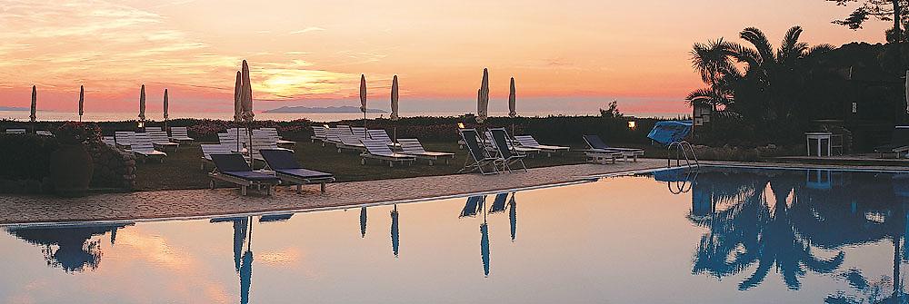 Hotel Biódola, Pool am Abend