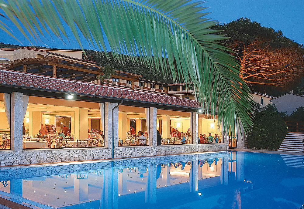 Hotel Biódola, Restaurant am Abend