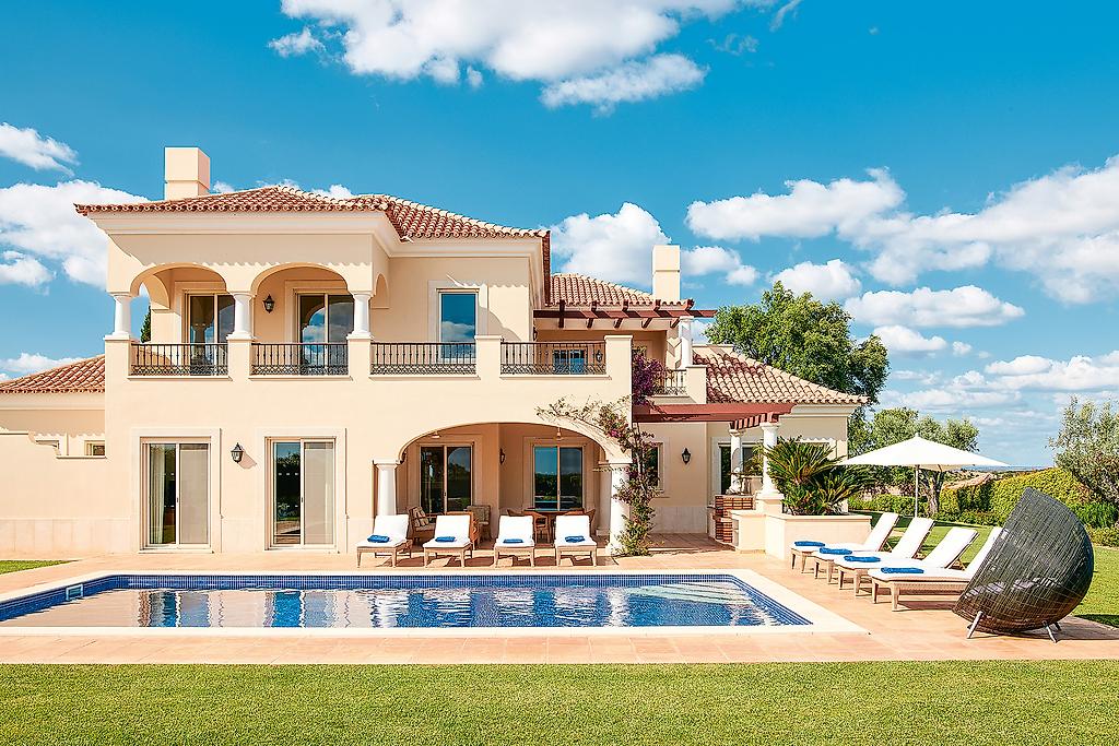 Monte Rei Golf & Country Club, Poolbereich mit Veranda und Sitzgelegenheiten