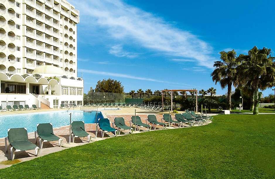 Ozadi Altura Beach, Hauptansicht des Hotels mit Außenbereich