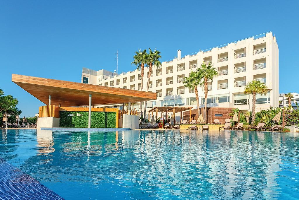 AP Maria Nova Lounge Hotel, Der großzügige Außenpool mit türkisblauem Wasser, umgeben von einer Sonnenterrasse mit Liegen und Schirmen.