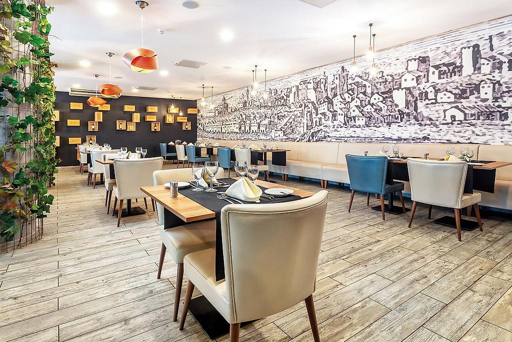 AP Maria Nova Lounge Hotel, Gesamtansicht des Hauptrestaurants mit elegantem Mobiliar und Vorbereitung für den Abendservice.