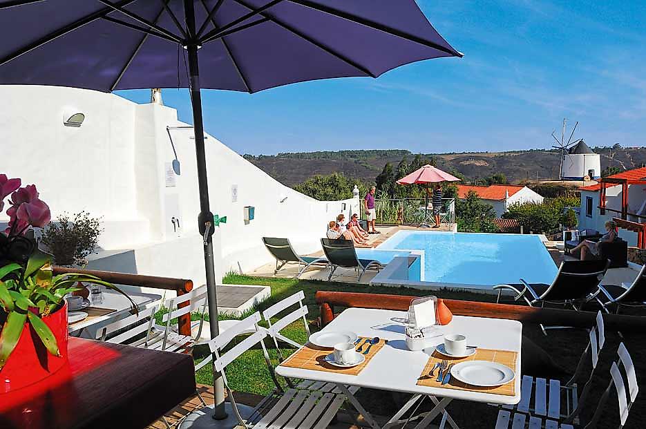 Casas do Moinho, Blick auf den Pool und Garten