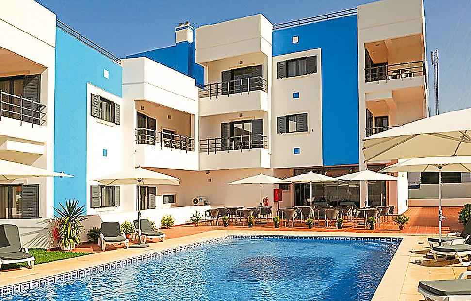 Vicentina Hotel, Aussenansicht mit Pool