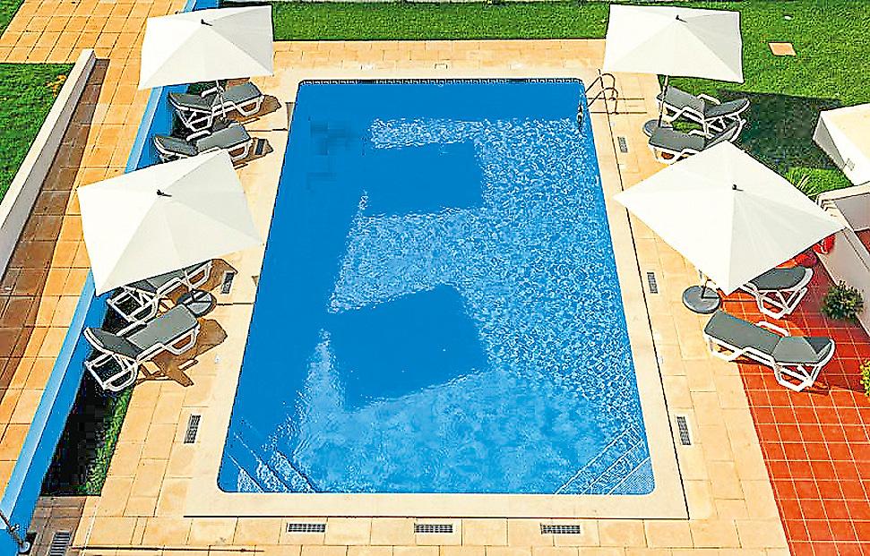 Vicentina Hotel, Pool mit Liegen und Schirmen