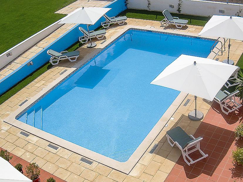 Vicentina Hotel, Pool mit Liegen und Schirmen