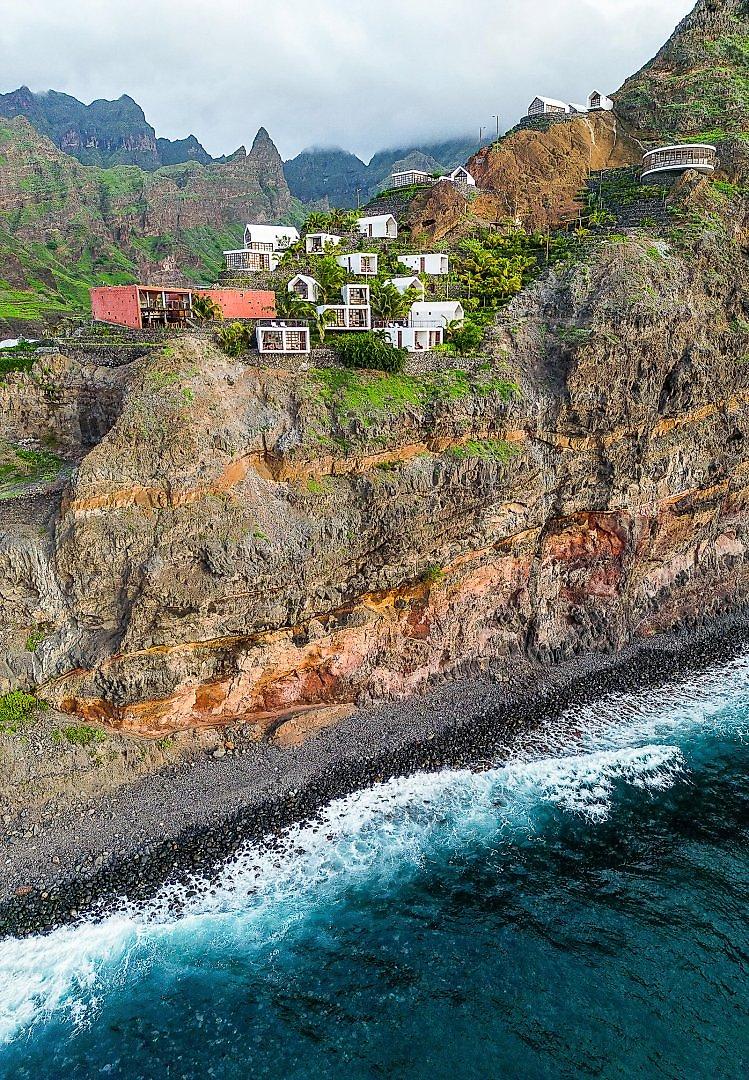 Mamiwata Eco Village, Perspektive auf die Fassade des Hotelkomplexes inmitten einer schönen Umgebung.