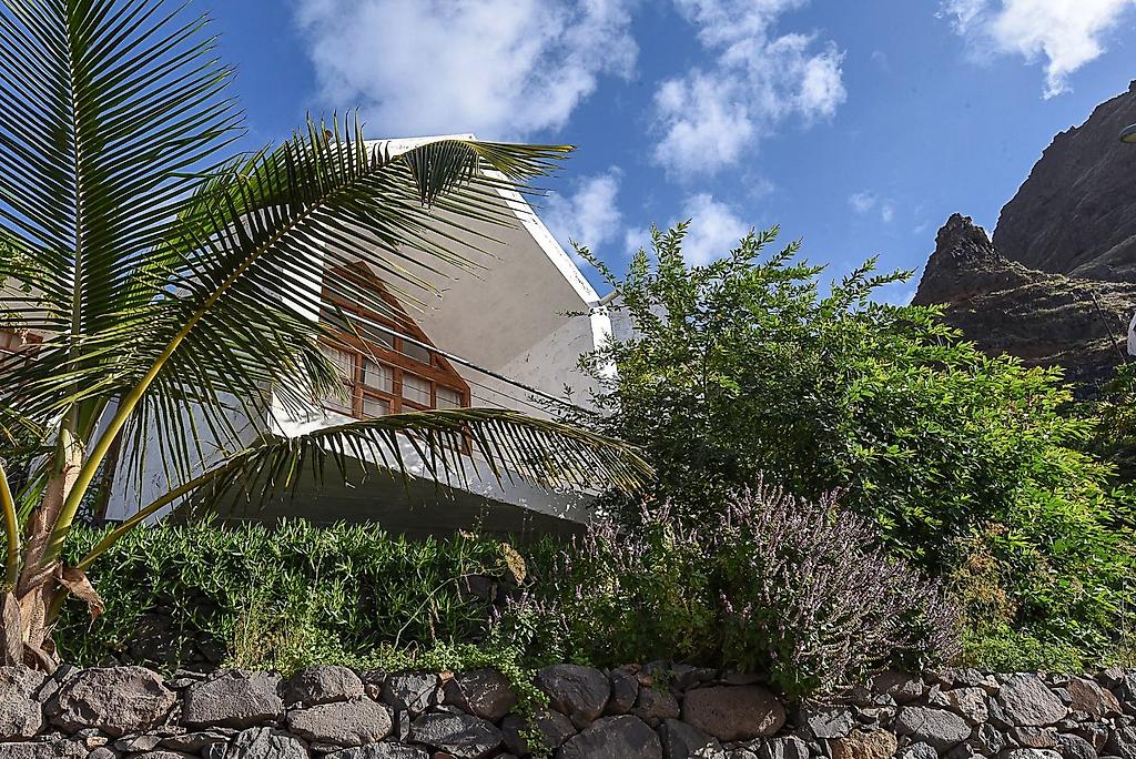 Mamiwata Eco Village, Detailaufnahme der Architektur des Hotelgebäudes bei strahlendem Sonnenschein.