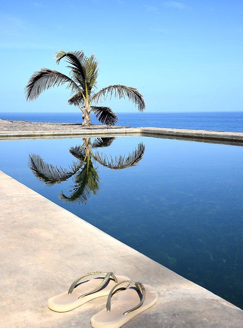Mamiwata Eco Village, Erfrischender Außenpool mit glitzerndem Wasser und Liegemöglichkeiten am Rand.