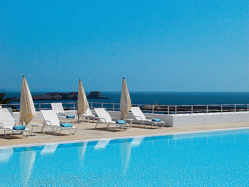 Memmo Baleeira Hotel, Pool mit Liegen