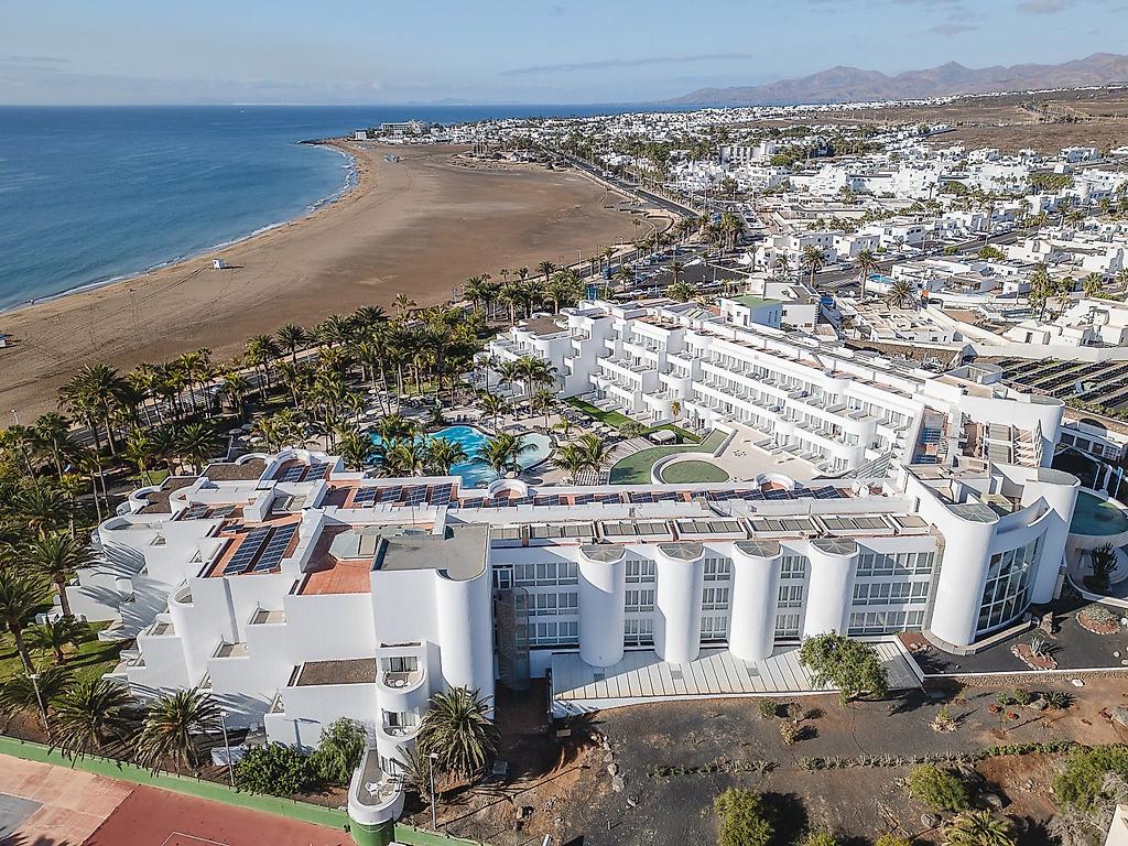 Hipotels Hotel La Geria, Luftaufnahme der Hotelanlage mit Blick auf die umliegende Küstenlandschaft.
