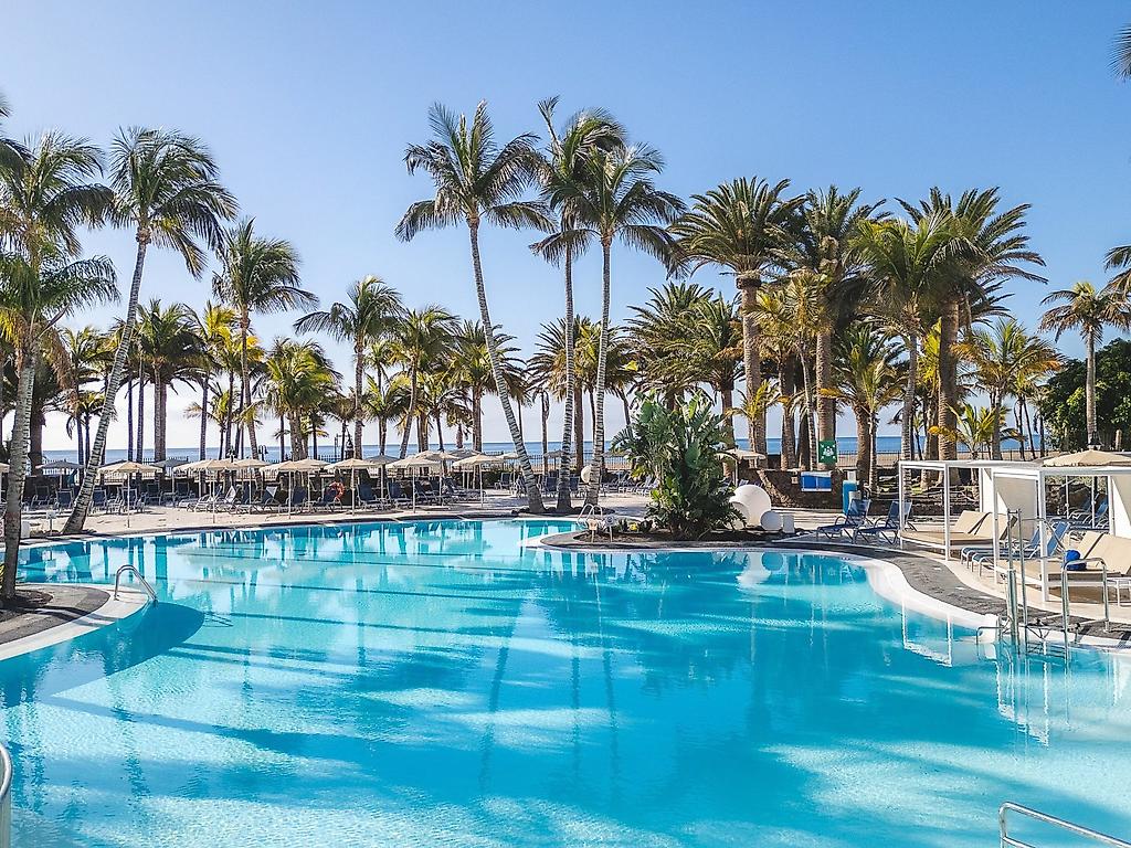 Hipotels Hotel La Geria, Großzügiger Außenpool mit Sonnenliegen und Sonnenschirmen.