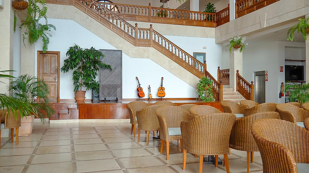 Hotel Las Olas, Hell und modern gestaltete Hotel-Lobby mit einladenden Sitzgelegenheiten, stilvoller Dekoration und einer Rezeption.