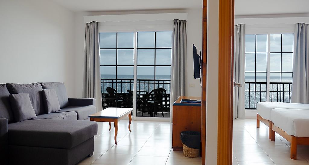 Hotel Las Olas, Hotel-Appartement mit direktem oder seitlichem Blick vom Fenster oder Balkon auf das weite, blaue Meer.