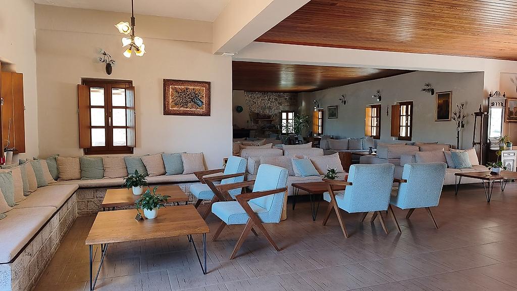 Hotel Limeni Village, Geschmackvoll gestaltete Hotel-Lobby mit einladenden Sitzbereichen für Gäste.