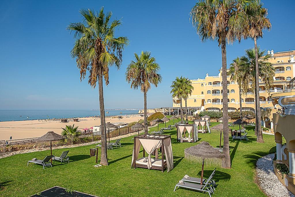 AP Oriental Beach, Sonniger Poolbereich mit Swimmingpool und gepflegter Umgebung.