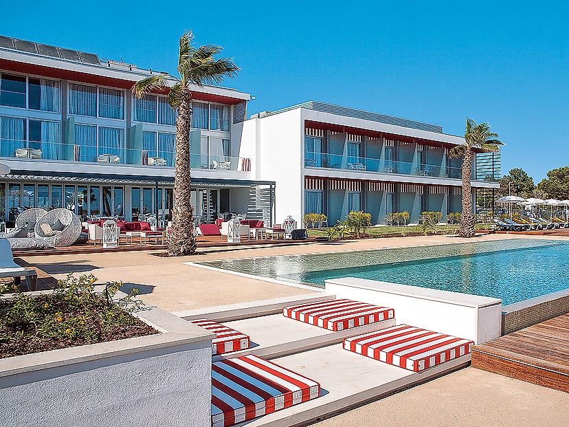 Pestana Alvor South Beach – Premium Suite Hotel, Pool mit Liegen