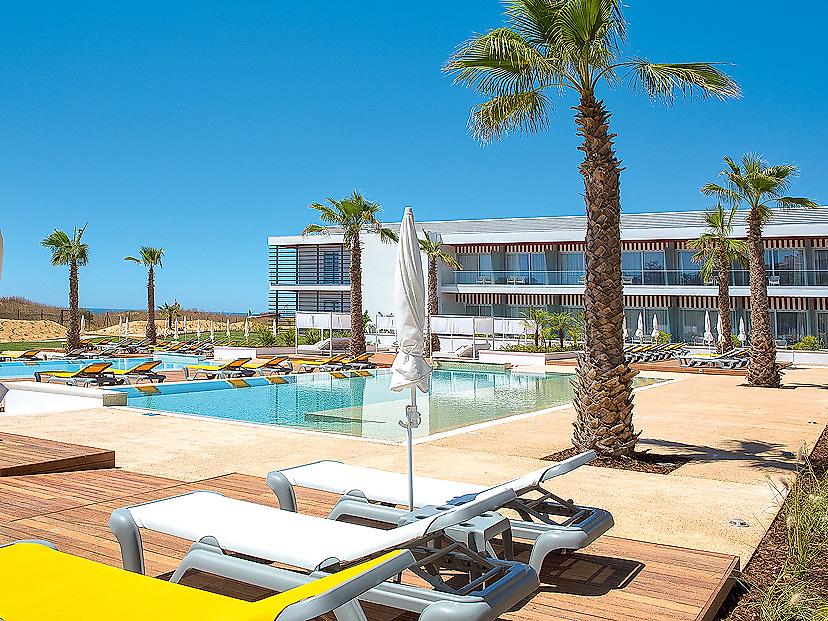 Pestana Alvor South Beach – Premium Suite Hotel, Liegen am Pool