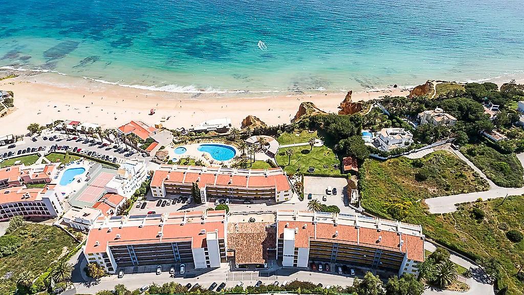 Jardim do Vau, Drohnenaufnahme einer Hotelanlage mit blauem Pool, Sonnenterrasse und angrenzender Landschaft