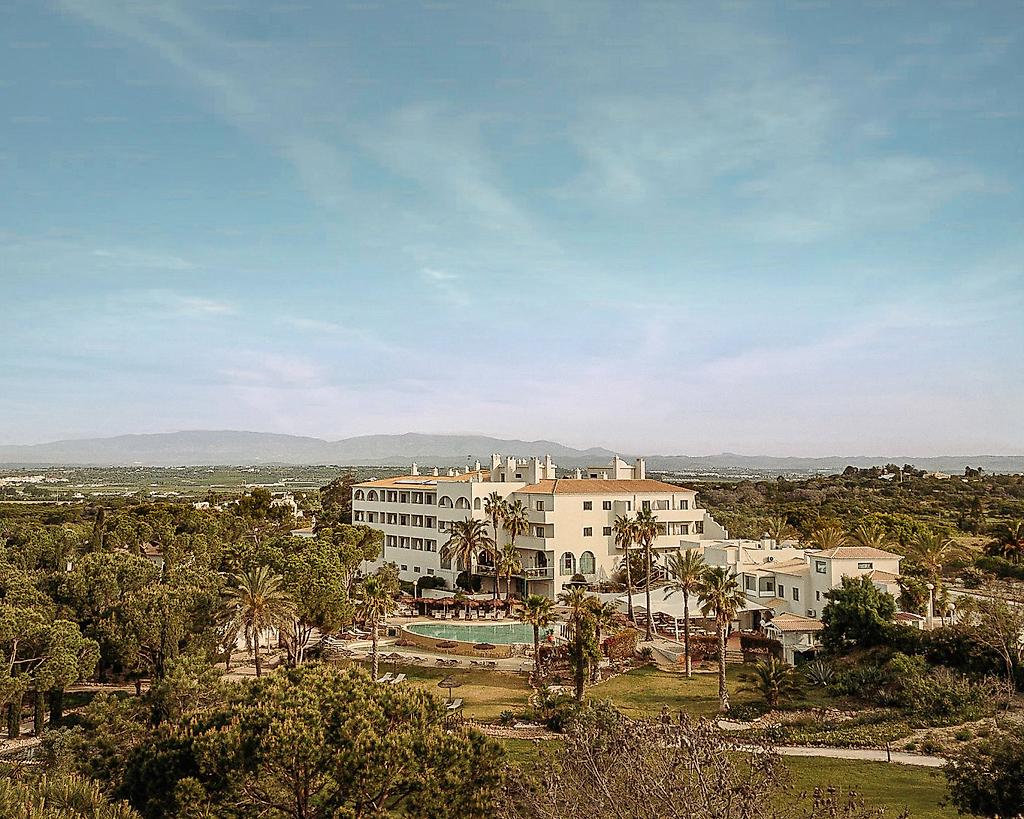 Vale d’El Rei Hotel & Villas, Außenansicht des modernen Hotelgebäudes in Portugal bei Tageslicht.