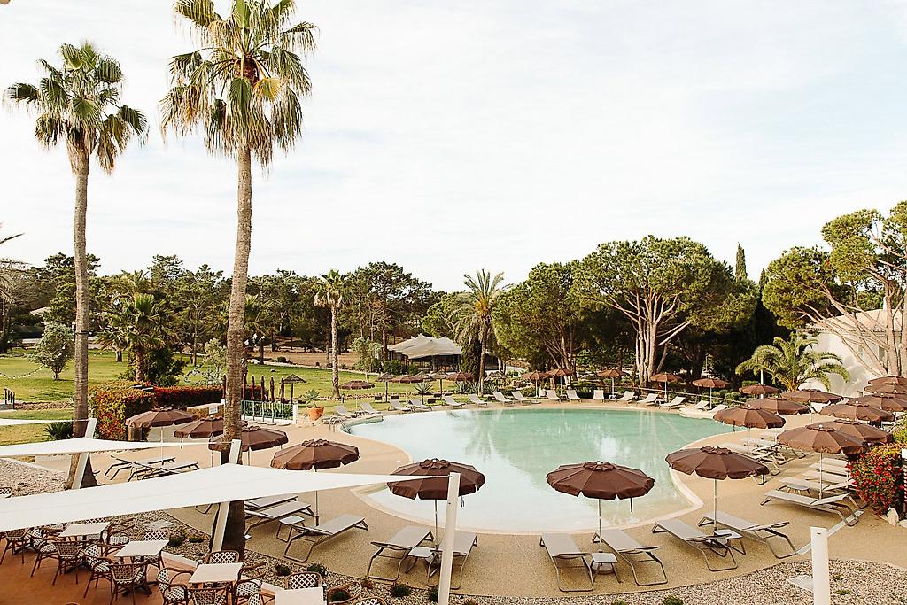 Vale d’El Rei Hotel & Villas, Großzügiger Swimmingpool im Außenbereich mit blauem Wasser.