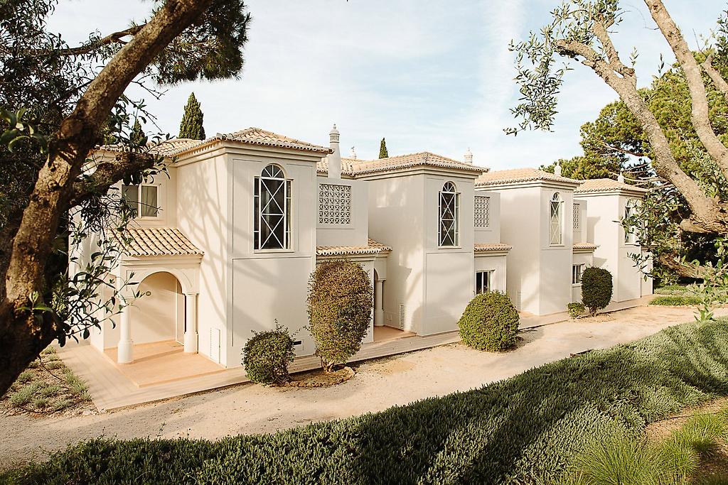Vale d’El Rei Hotel & Villas, Komfortabler Schlafbereich im Townhouse für erholsame Nächte.