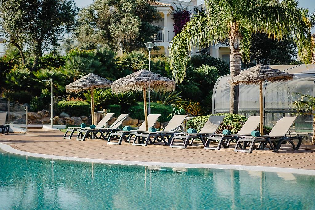 Vale da Lapa Village Resort, Detailansicht des Außenpools mit direktem Zugang zu den Liegemöglichkeiten.