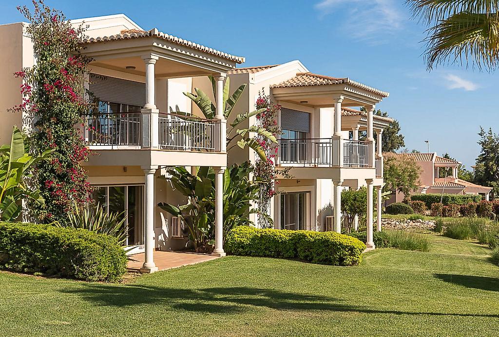Vale da Lapa Village Resort, Außenansicht des modernen Hotelgebäudes mit gepflegter Gartenanlage.