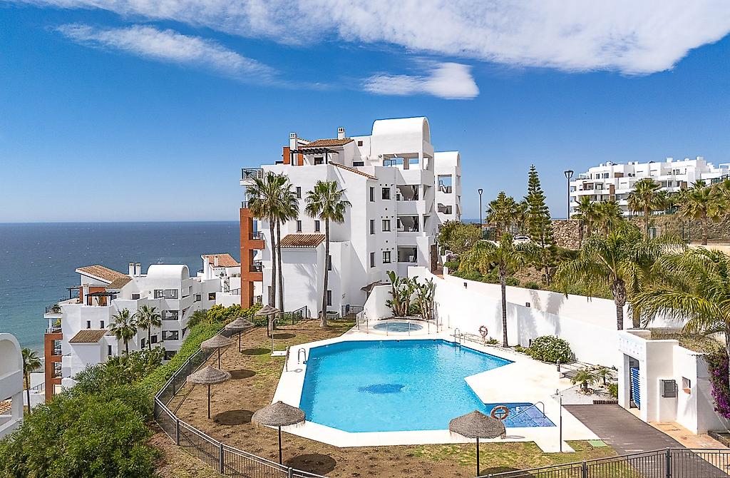 Olée Nerja Holiday Rentals, Detailaufnahme des klaren Wassers im Pool bei strahlendem Sonnenschein.
