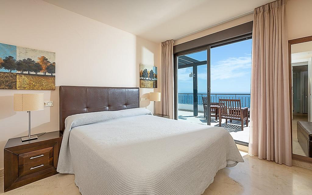 Olée Nerja Holiday Rentals, Freundlicher Empfangsbereich des Hotels mit Rezeptionstresen.