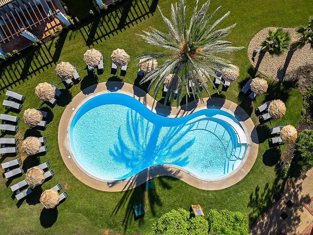 Pestana Vila Sol, Vilamoura – Premium Golf & Spa Resort, Der Hotelpool mit klarem, blauem Wasser und komfortablen Liegestühlen.