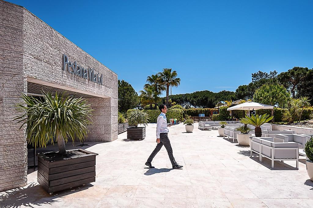 Pestana Vila Sol, Vilamoura – Premium Golf & Spa Resort, Stimmungsvoll beleuchteter Restaurantbereich am Abend für ein exquisites Dinner.