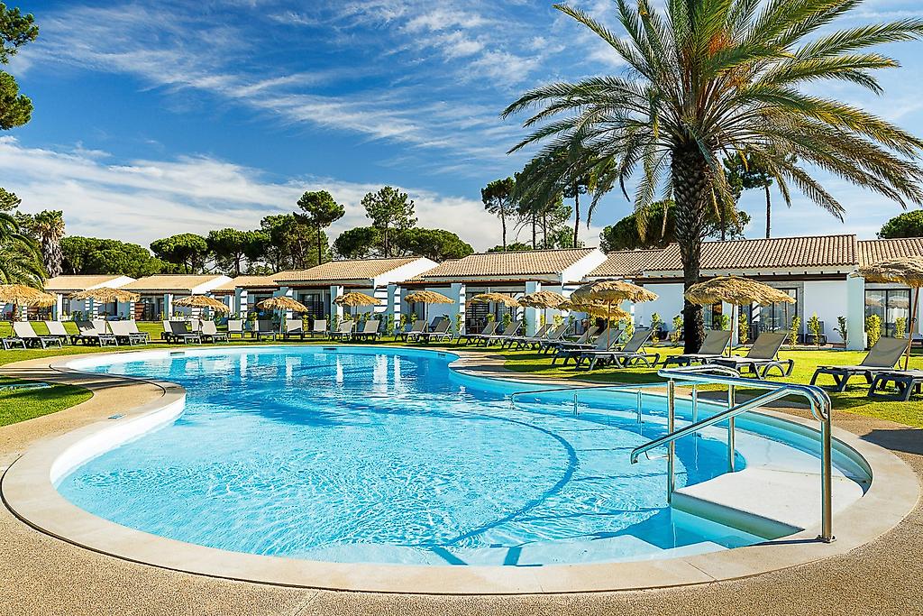 Pestana Vila Sol, Vilamoura – Premium Golf & Spa Resort, Die Poolanlage des Hotels in einer Übersicht aus einer leicht erhöhten Perspektive.