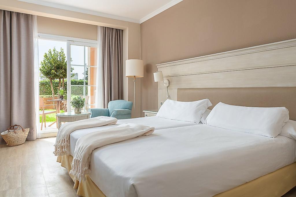 Iberostar Waves Málaga Playa, Doppelzimmer im Erdgeschoss mit direktem Zugang zum Hotelgarten