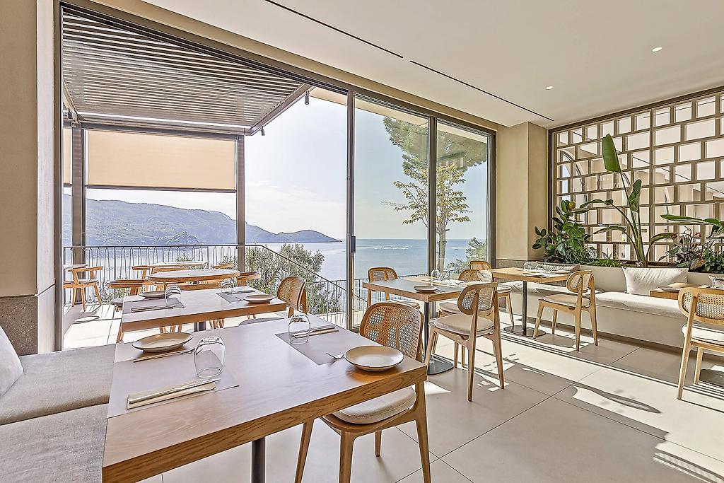 Akrotiri Beach Resort Hotel, Gemütlicher Sitzbereich im Restaurant für ein entspanntes Abendessen.