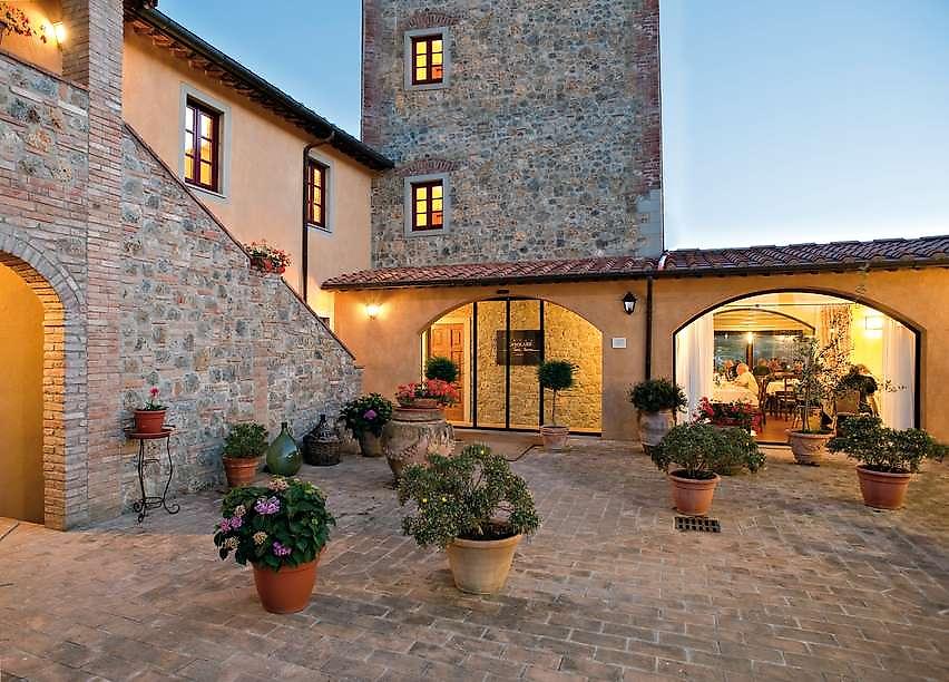 Hotel Casolare Le Terre Rosse, Innenhof