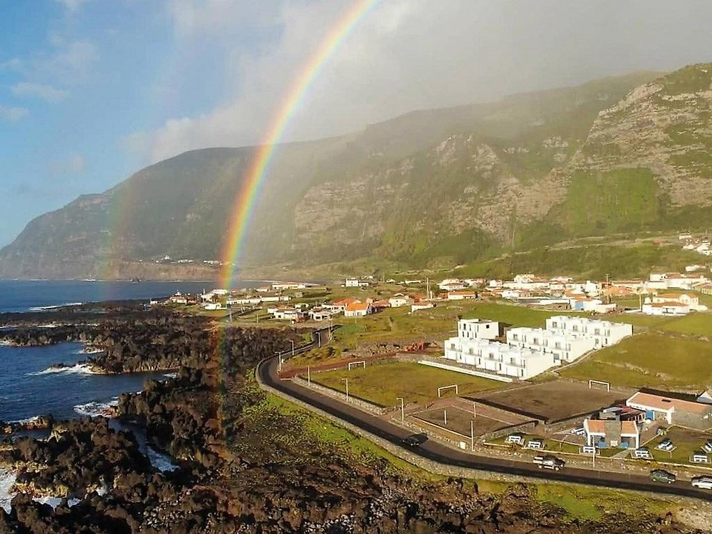 Villas do Mar, Luftaufnahme der Hotelanlage, die die Gebäude, den Poolbereich und die umliegende Landschaft zeigt.