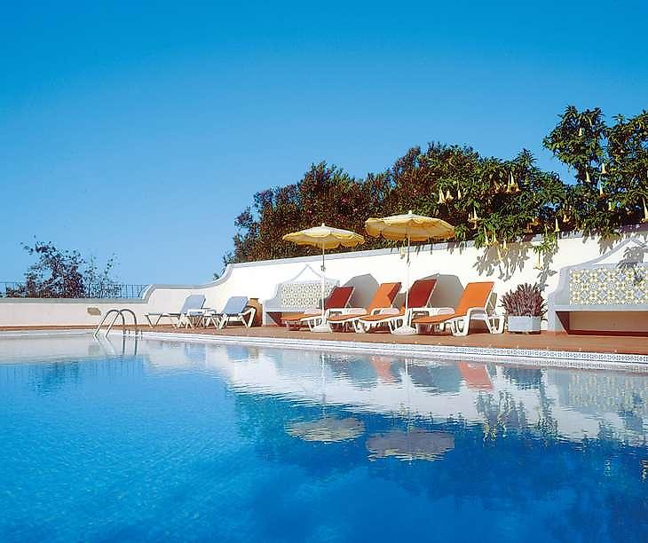 Quinta Mãe dos Homens – Garden Village, Pool mit Liegen und Schirmen