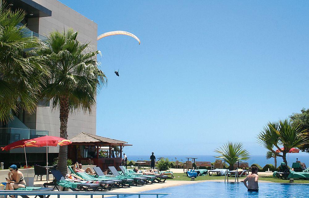Golden Residence, Pool mit Gleitschirmflieger