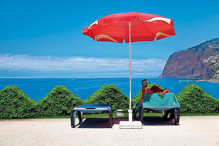 Golden Residence, Sonnenliegen mit Meerblick