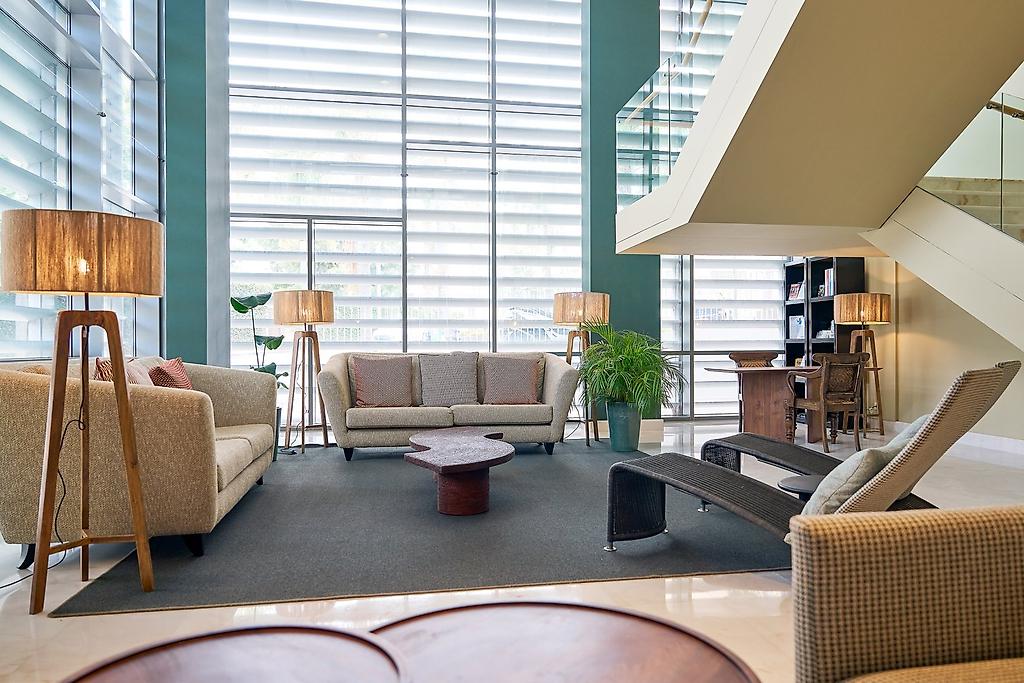 Golden Residence, Eingangszone der Lobby mit moderner Beleuchtung