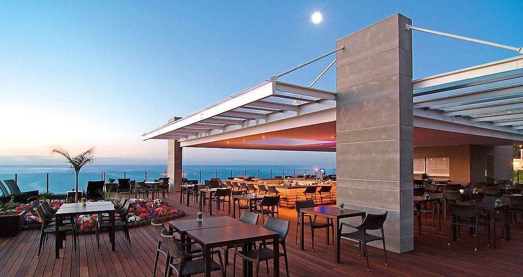 Pestana Carlton Madeira – Premium Ocean Resort, Terrasse am Abend