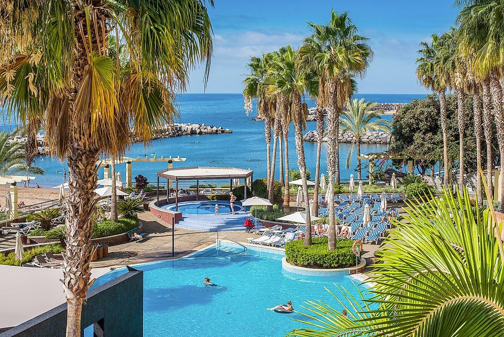 Calheta Beach Hotel, Poolbereich im Freien einer Hotelanlage in Funchal