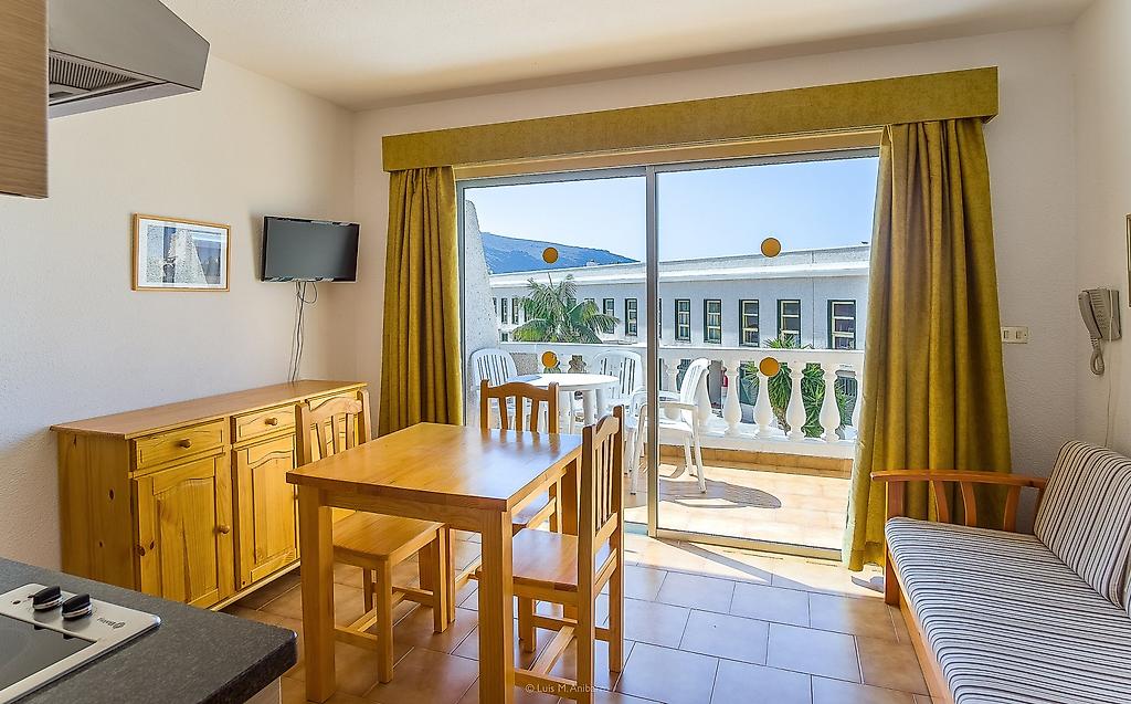 Appartements Charco del Conde, Appartement mit Wohnbereich, Bett und funktionaler Einrichtung