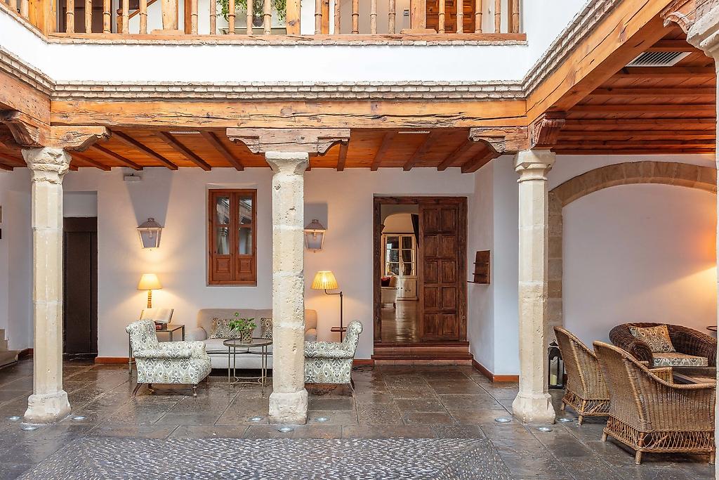 Hotel Puerta de la Luna, Innenhof und Loungebereich mit mediterranen Architekturelementen.