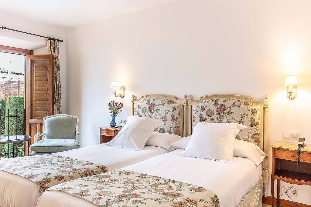 Hotel Puerta de la Luna, Elegantes Badezimmer im Superior-Zimmer mit Waschtisch und Dusche.