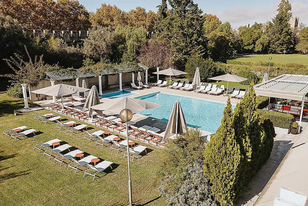 M’AR de AR Muralhas – Timeless Charme Hotel, Großer Außenpool mit Liegewiese und Blick auf die historische Stadtmauer.